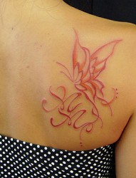 女性肩部很漂亮的蝴蝶图腾纹身