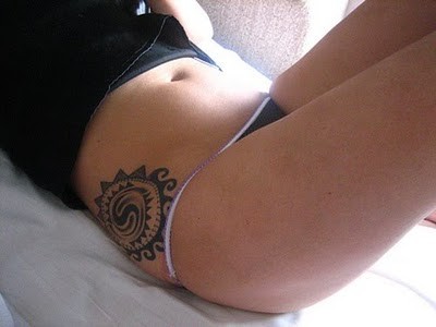 点击大图看下一张：女性腰部简单的太阳图腾纹身