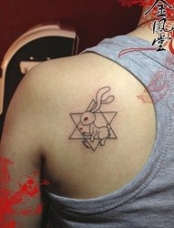 后肩部五角星中的兔子纹身