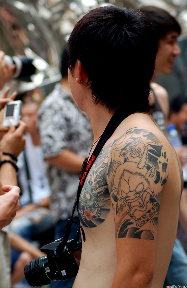 点击大图看下一张：摄影男肩部艺术图腾纹身图案
