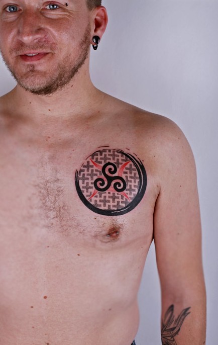 点击大图看下一张：欧美男人胸部宗教图腾纹身图案