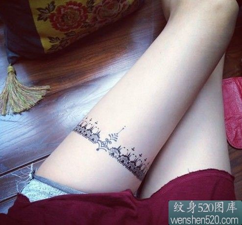点击大图看下一张：美女大腿上的图腾纹身作品图片