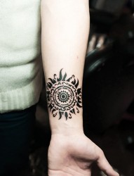 太阳图腾手臂时尚纹身图案