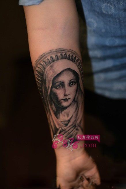 点击大图看下一张：圣母玛利亚手腕纹身图案