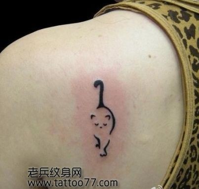 点击大图看下一张：背部超可爱的图腾猫咪纹身图片