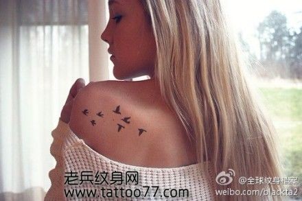 点击大图看下一张：美女背部经典的图腾小鸟纹身图片