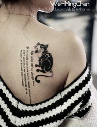 女人喜欢的背部图腾猫咪纹身图片