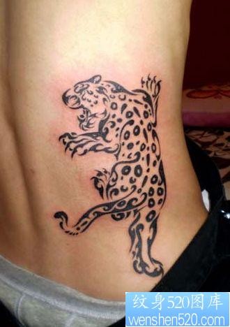 点击大图看下一张：腰部霸气的图腾豹子纹身图片