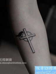 手臂小巧精美的十字架纹身图片