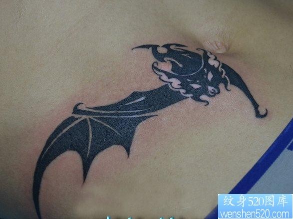 点击大图看下一张：男孩子腹部一幅图腾蝙蝠纹身图片