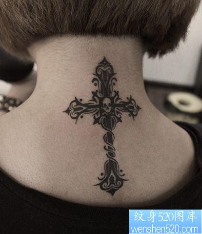 点击大图看下一张：女孩子颈部图腾十字架纹身图片