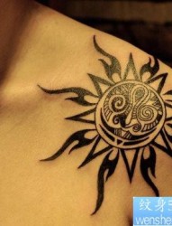 男人肩膀处图腾太阳纹身图片