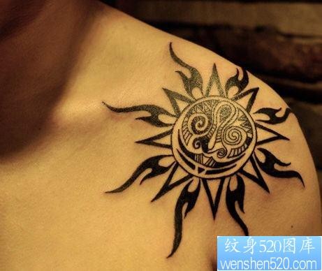 点击大图看下一张：男人肩膀处图腾太阳纹身图片