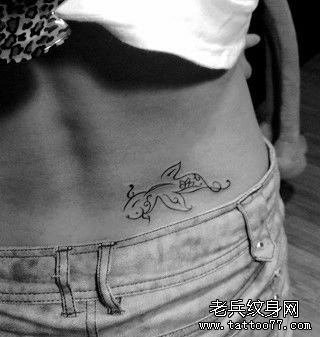 点击大图看下一张：女孩子腰部图腾小金鱼纹身图片