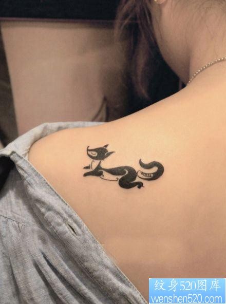 点击大图看下一张：一幅女人肩部图腾狐狸纹身图片