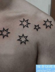 男人胸前图腾星星纹身图片
