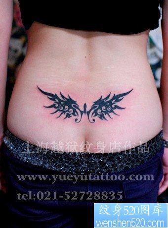 点击大图看下一张：美女腰部精美的图腾翅膀纹身图片