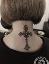 女人颈部好看的图腾十字架纹身图片