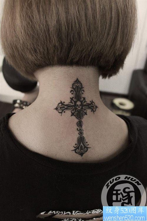 点击大图看下一张：女人颈部好看的图腾十字架纹身图片
