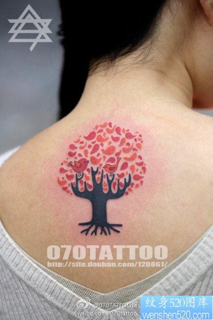 点击大图看下一张：美女背部好看的图腾小树与小鸟纹身图片