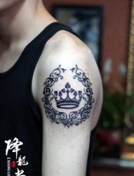 男生手臂精美潮流的图腾皇冠纹身图片