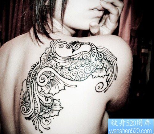 点击大图看下一张：女人后背漂亮的图腾凤凰纹身图片