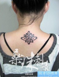 女人手臂漂亮的花卉藤蔓图腾纹身图片