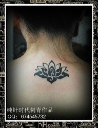 女人后颈部潮流时尚的图腾莲花纹身图片