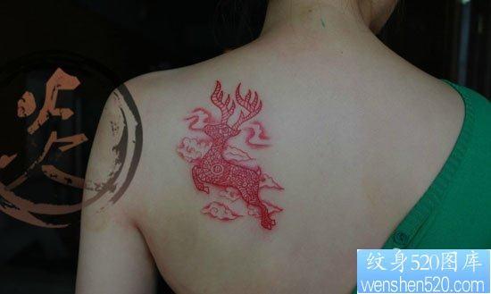 点击大图看下一张：女人肩背时尚经典的图腾吉祥鹿纹身图片