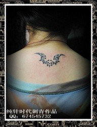 女人后背小巧经典的图腾蝙蝠纹身图片