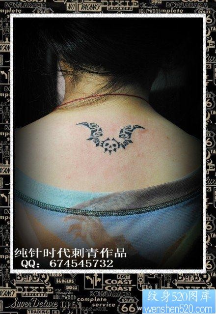 点击大图看下一张：女人后背小巧经典的图腾蝙蝠纹身图片