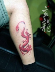腿部时尚经典的红色图腾龙纹身图片