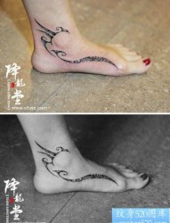 美女脚踝处精美的部落图腾纹身图片