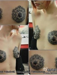 美女胸部经典很酷的点刺图腾纹身图片