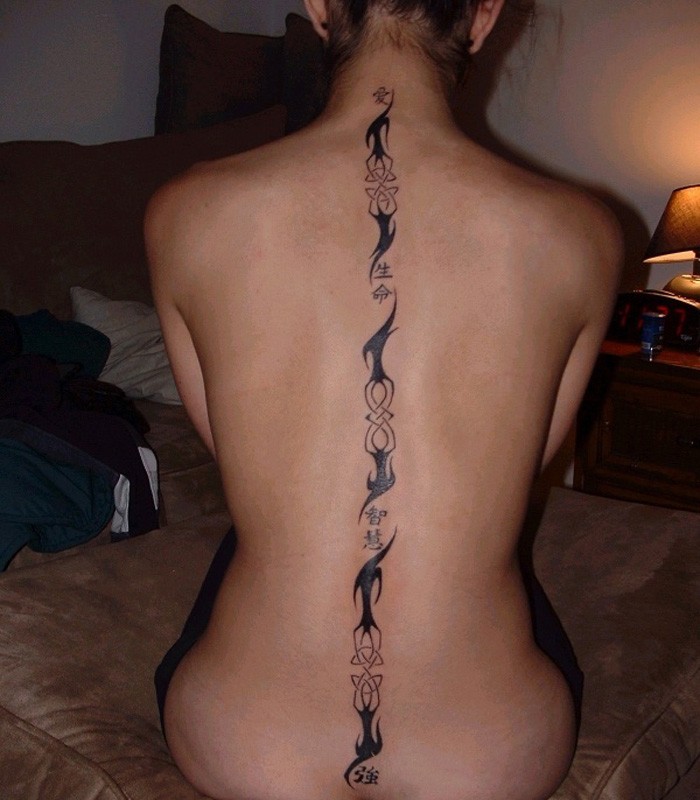 点击大图看下一张：女性背部漂亮简单的图腾纹身