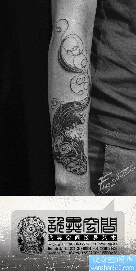 点击大图看下一张：男人手臂潮流经典的图腾鱼纹身图片