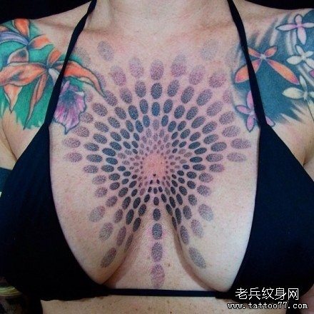 点击大图看下一张：女人胸前潮流很帅的点刺图腾纹身图片