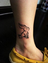 女人腿部可爱潮流的图腾小兔子纹身图片