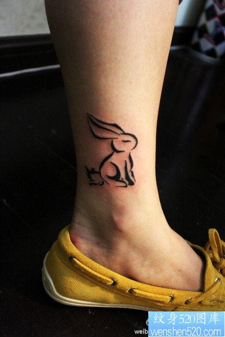 点击大图看下一张：女人腿部可爱潮流的图腾小兔子纹身图片