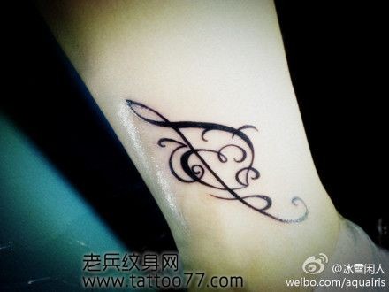点击大图看下一张:美女腿部爱心藤蔓纹身图片