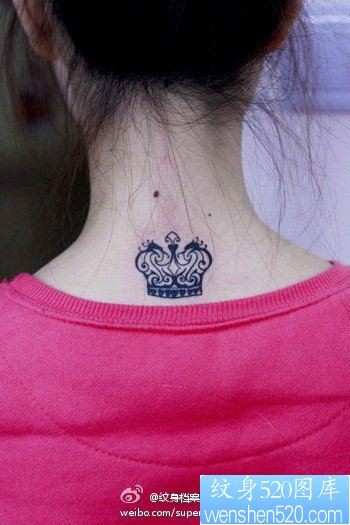 点击大图看下一张：女孩子颈部潮流精美的图腾皇冠纹身图片