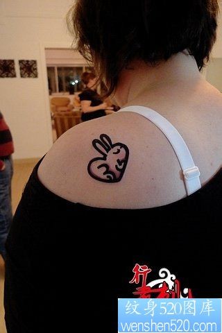 点击大图看下一张：一幅可爱的女人肩背图腾爱心兔子纹身图片