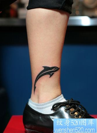 点击大图看下一张：小腿图腾鲸鱼纹身图片