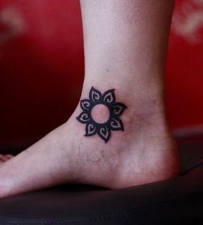 点击大图看下一张：女孩子脚踝图腾太阳纹身图片