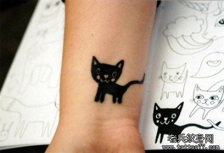 点击大图看下一张：女孩子手腕处可爱的图腾猫咪纹身图片