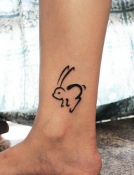女人脚踝处小巧时尚的小兔子纹身图片
