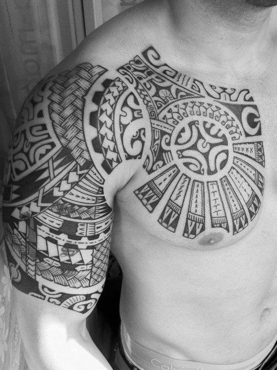点击大图看下一张：肩部漂亮的玛雅图腾纹身