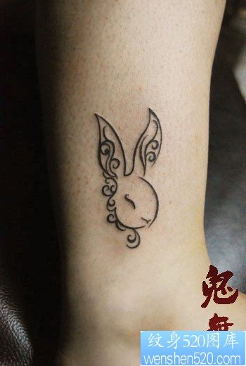 点击大图看下一张：女人腿部小巧潮流的小兔子纹身图片