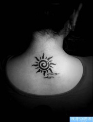 一幅颈部图腾太阳纹身图片由纹身520图库推荐