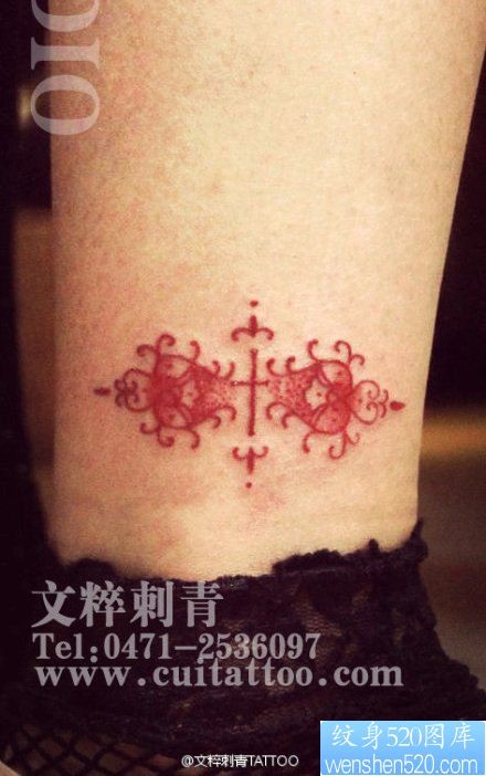 点击大图看下一张：女人小腿小巧的藤蔓纹身图片
